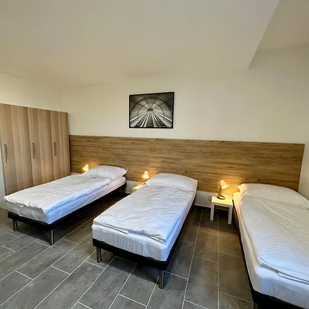 Hangar Aparthotel *